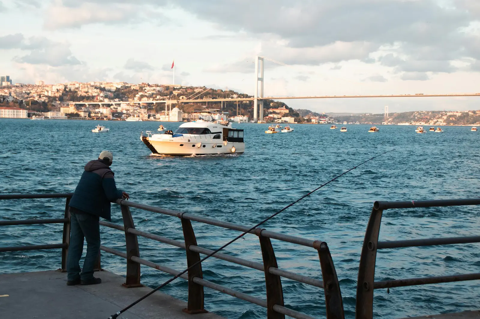 Boğaz'da balık avı teknesi
